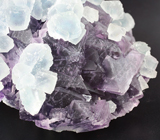 Кристаллы голубого флюорита на фиолетовом 