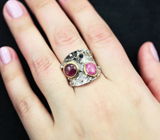 Серебряное кольцо с пурпурными и синим сапфирами