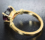 Кольцо с чистейшей пурпурной шпинелью редкой огранки 2,92 карата Золото