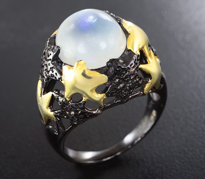 Серебряное кольцо с лунным камнем
