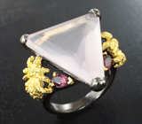 Серебряное кольцо с розовым кварцем 25+ карат и родолитами