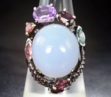 Серебряное кольцо с халцедоном 18+ карат, аметистом, голубым топазом, родолитами и турмалинами Серебро 925