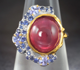 Серебряное кольцо с рубином 9,56 карата, танзанитами и синими сапфирами