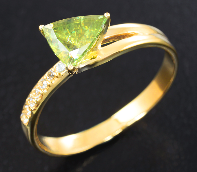 Золотое кольцо c зеленым сфеном высокой дисперсии 1,06 карата и бесцветными топазами