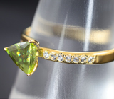 Золотое кольцо c зеленым сфеном высокой дисперсии 1,06 карата и бесцветными топазами Золото