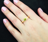 Золотое кольцо c зеленым сфеном высокой дисперсии 1,06 карата и бесцветными топазами Золото