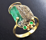 Золотое кольцо с кристаллом уральского изумруда в породе 11,66 карата, ограненными изумрудами и бриллиантами Золото