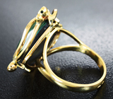 Золотое кольцо с насыщенным уральским малахитом 14,51 карата, изумрудами и бриллиантом Золото
