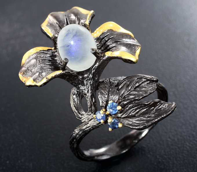 Серебряное кольцо с лунным камнем и синими сапфирами