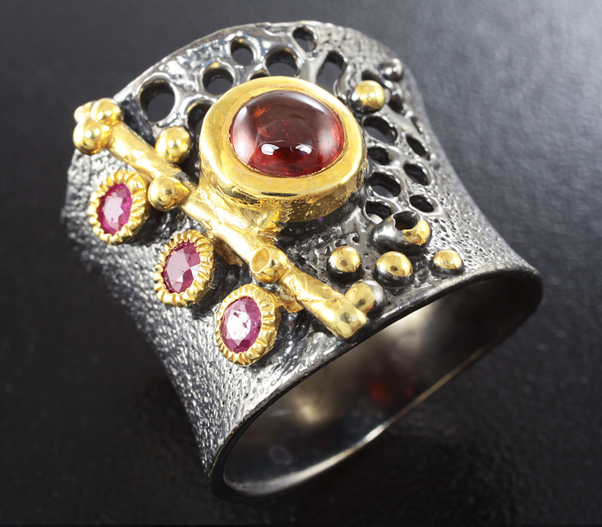Серебряное кольцо cо спессартином и рубинами