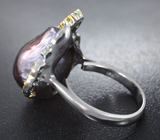 Серебряное кольцо с цветной жемчужиной барокко 24,42 карата и цаворитами