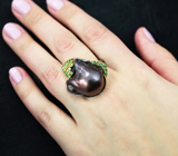 Серебряное кольцо с цветной жемчужиной барокко 24,42 карата и цаворитами Серебро 925