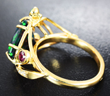 Золотое кольцо с ограненным черным опалом 3,01 карата, цаворитами, красными сапфирами и бриллиантами Золото
