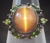 Серебряное кольцо c солнечным камнем с эффектом кошачьего глаза, перидотами и диопсидами Серебро 925