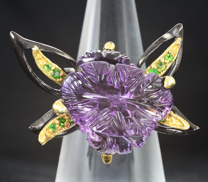 Серебряное кольцо с резным аметистом и диопсидами