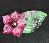 Миниатюра «Цветок» из цельного рубина в цоизите 90,9 карата со звездчатым сапфиром 