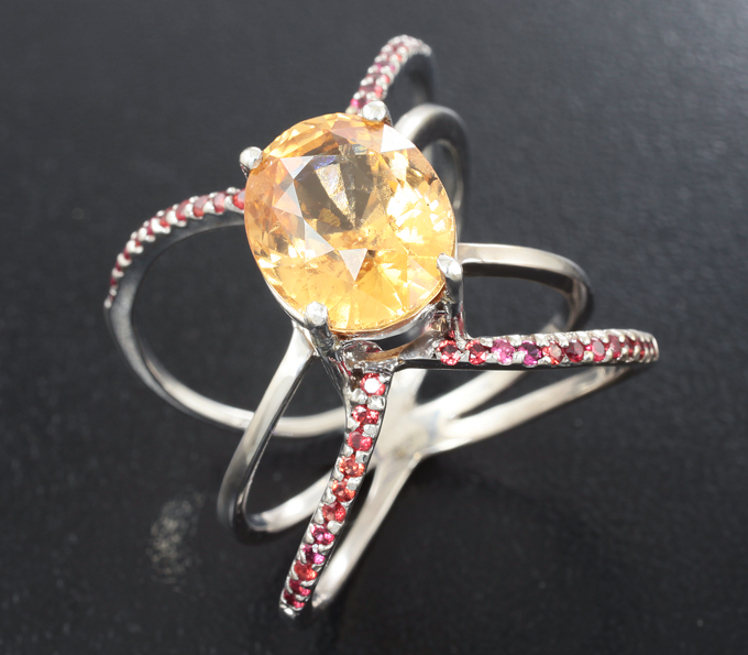 Серебряное кольцо с гессонитом гранатом 3,92 карата и сапфирами