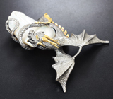 Серебряный кулон «Дракон» с жемчужиной барокко 61,77 карата, сапфирами и цаворитами Серебро 925