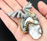 Серебряный кулон «Дракон» с жемчужиной барокко 61,77 карата, сапфирами и цаворитами Серебро 925