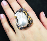 Серебряное кольцо с жемчужиной барокко 69,44 карата, синими и красными сапфирами Серебро 925