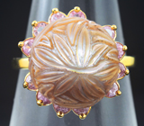 Золотое кольцо с резной жемчужиной Edison 12,05 карата и розовыми сапфирами Золото