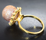 Золотое кольцо с резной жемчужиной Edison 12,05 карата и розовыми сапфирами Золото