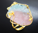 Золотое кольцо с очень редким резным бериллом 106,75 карата, розовыми сапфирами и голубыми топазами Золото