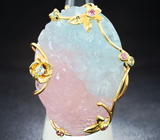 Золотое кольцо с очень редким резным бериллом 106,75 карата, розовыми сапфирами и голубыми топазами Золото