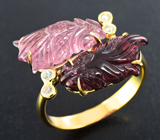 Золотое кольцо с резным рубеллитом и розовым турмалином 5,4 карата и бесцветными цирконами Золото