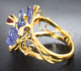 Золотое кольцо с резным танзанитом 7,5 карата, красной шпинелью и бриллиантами Золото