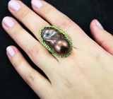 Серебряное кольцо с цветной жемчужиной барокко и цаворитами Серебро 925