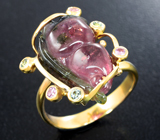 Золотое кольцо с резным насыщенным арбузным турмалином 8,75 карата, зелеными и розовыми сапфирами