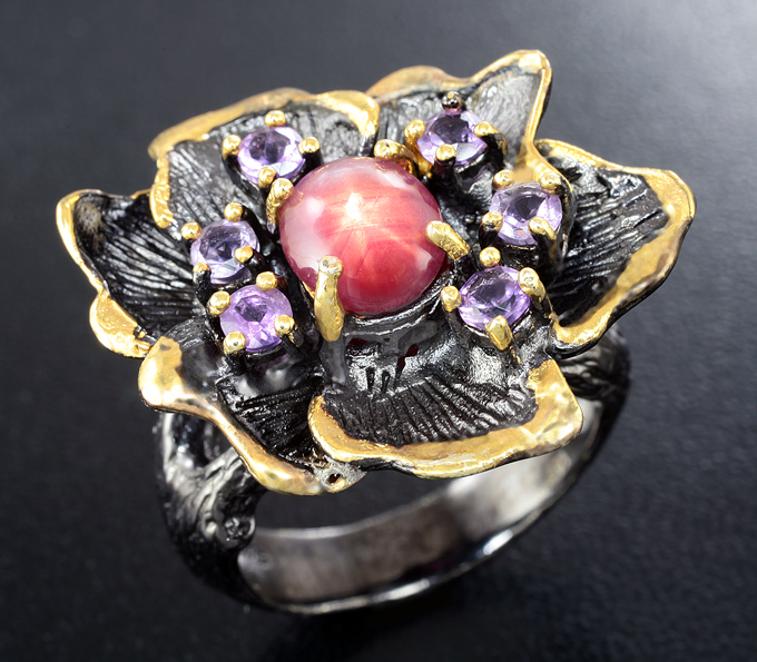 Серебряное кольцо cо звездчатым рубином и аметистами