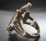 Серебряное кольцо с мукаитом, голубыми топазами и перидотами