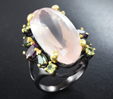 Серебряное кольцо с розовым кварцем 26+ карат, родолитами, зелеными турмалинами и перидотами Серебро 925