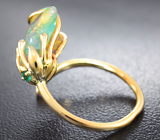 Золотое кольцо с кристаллическим эфиопским опалом 3,04 карата и изумрудом Золото
