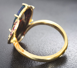 Золотое кольцо с черными опалом авторской огранки 2,47 карата и красными сапфирами Золото