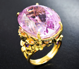 Золотое кольцо с потрясающим крупным розовым кунцитом 42,28 карата, аметистами и бриллиантами Золото