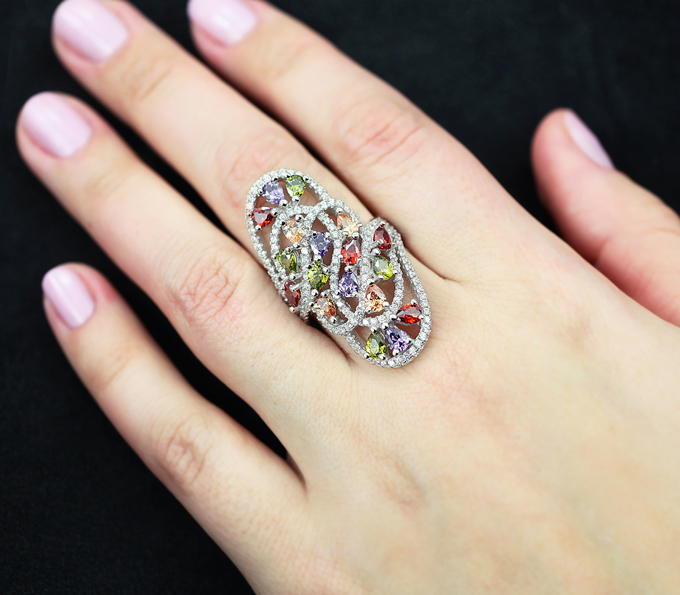 Праздничное серебряное кольцо с разноцветным кубиком циркония