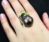 Серебряное кольцо с цветной жемчужиной барокко 36,55 карата и цаворитами