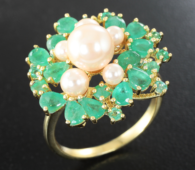 Превосходное серебряное кольцо c жемчугом и изумрудами
