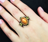 Серебряное кольцо с солнечным камнем с эффектом кошачьего глаза, перидотами и диопсидами