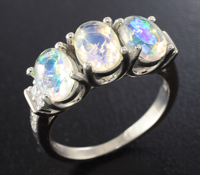 Превосходное серебряное кольцо с ограненными эфиопскими опалами