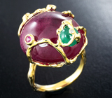 Золотое кольцо с крупным кабошоном 39,37 карата и ограненными рубинами, изумрудным «жучком» и бриллиантами