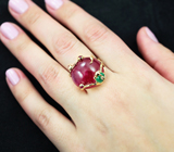 Золотое кольцо с крупным кабошоном 39,37 карата и ограненными рубинами, изумрудным «жучком» и бриллиантами