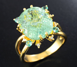 Золотое кольцо с мятно-зеленым «неоновым» турмалином 9,16 карата, уральскими изумрудами и бриллиантами Золото