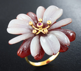 Золотое кольцо с резным цветком из красного агата и кварца 23,87 карата, рубином и бесцветными цирконами Золото