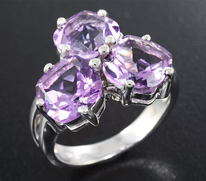 Замечательное серебряное кольцо с аметистами