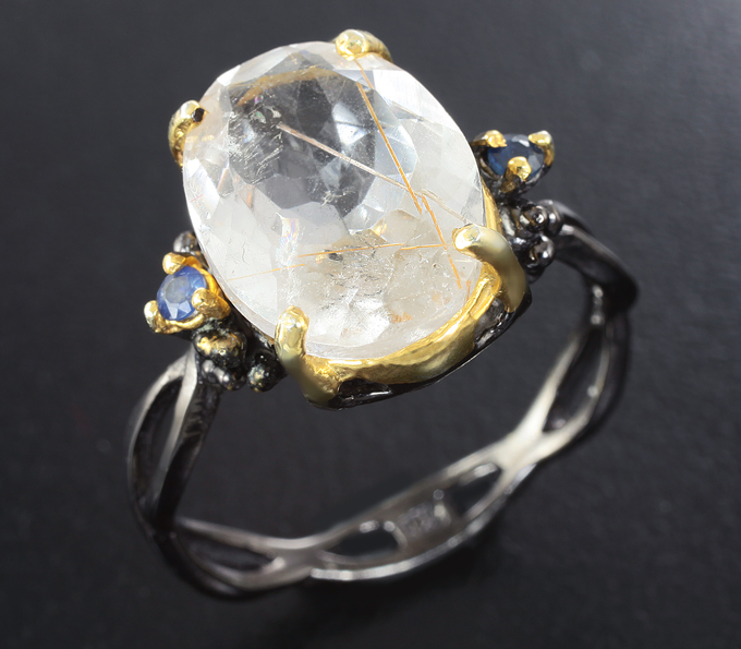 Серебряное кольцо с рутиловым кварцем и синими сапфирами