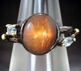 Серебряное кольцо с солнечным камнем и голубыми топазами